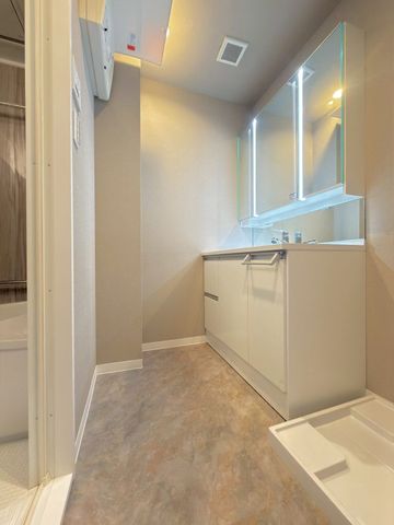 �����������s����a��5���ڂ̒��Ã}���V�����̐��ʑ�E���ʏ�